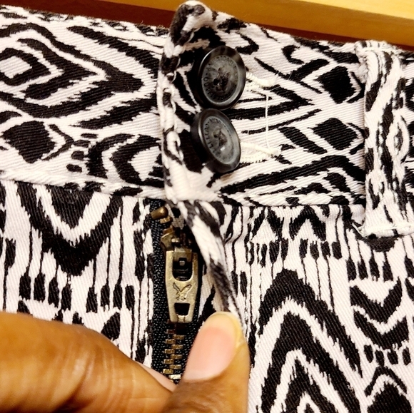 American Eagle | Women’s Aztec Print Short Shorts (Size 0) - Picture 4 of 11